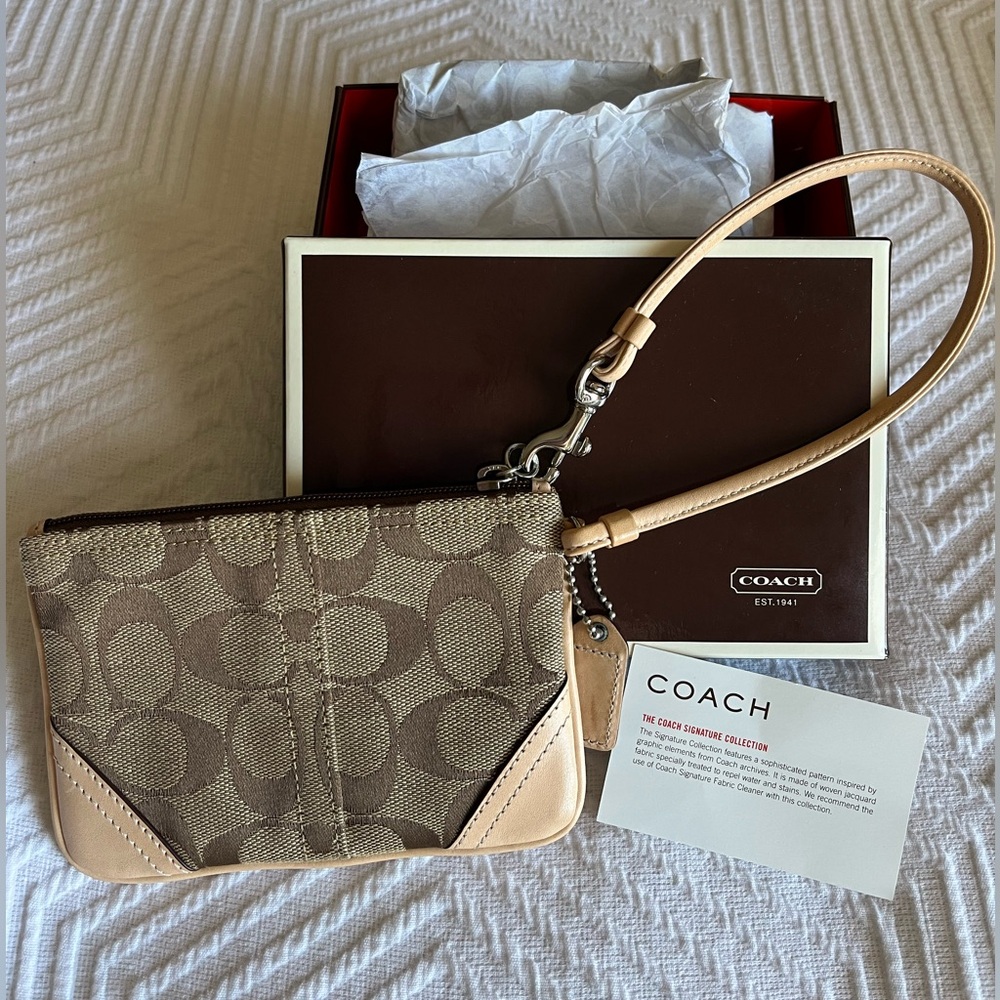 Coach Wristlet Tan/brown